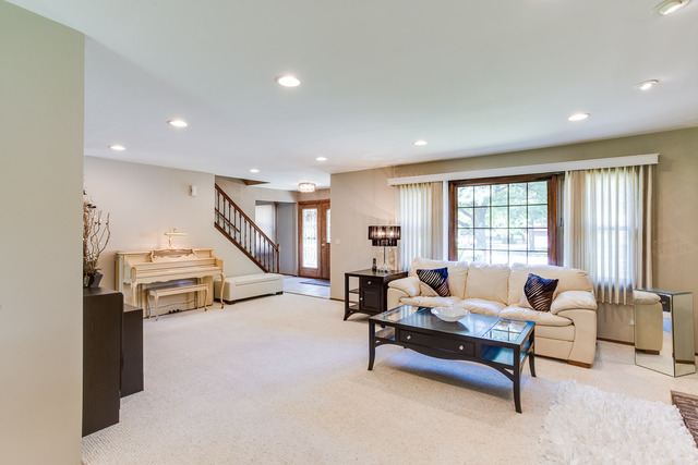715 Elm Cir, Itasca, IL 60143 photo 2