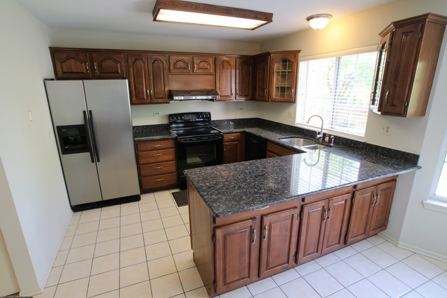 352 Wentworth Ln, Bartlett, IL 60103 photo 2