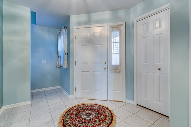 1304 Dancing Bear Ln, Elgin, IL 60120 photo 2