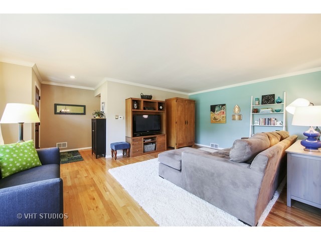 908 Crest St, Wheaton, IL 60189 photo 5