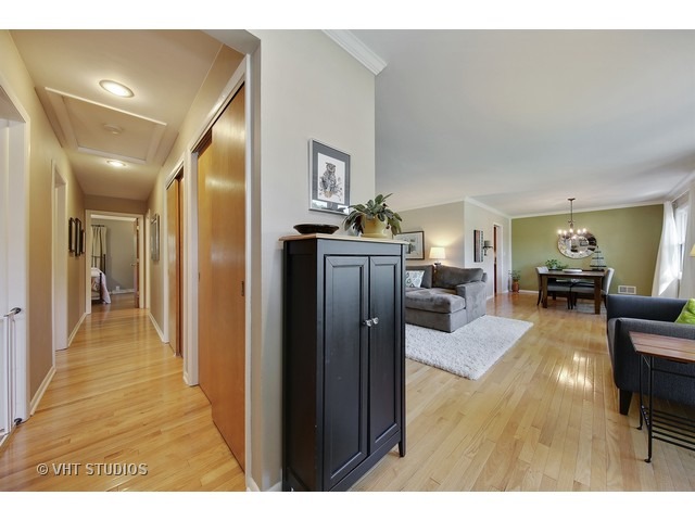 908 Crest St, Wheaton, IL 60189 photo 3