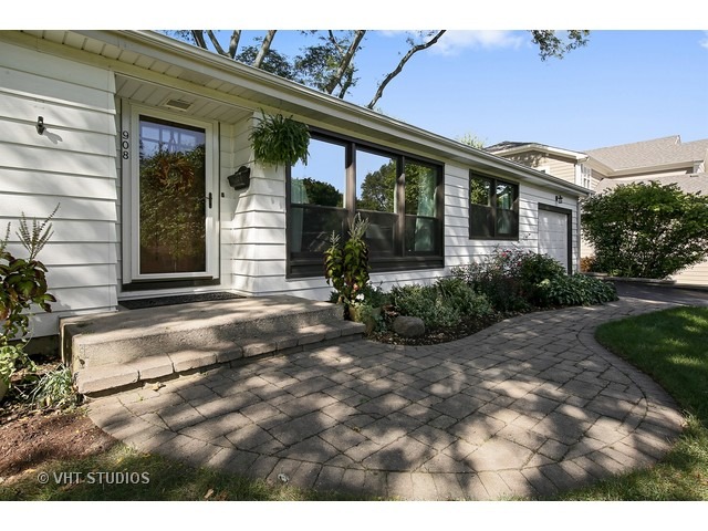 908 Crest St, Wheaton, IL 60189 photo 2