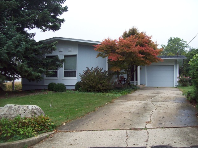 101 E Brewer Circle Dr, Walnut, IL 61376 photo 1