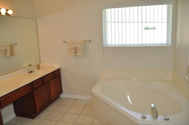 2205 Clipper Ct, Elgin, IL 60123 photo 12