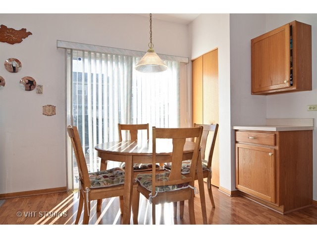 249 Norwich Dr, Bartlett, IL 60103 photo 4