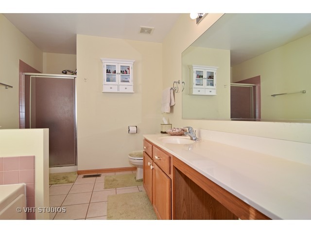 249 Norwich Dr, Bartlett, IL 60103 photo 9
