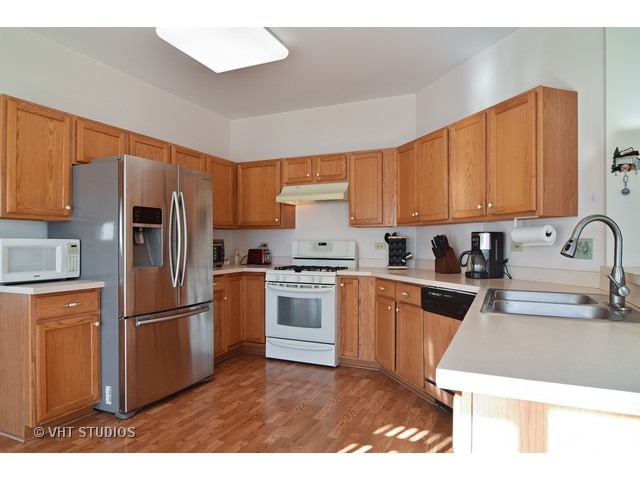 249 Norwich Dr, Bartlett, IL 60103 photo 3
