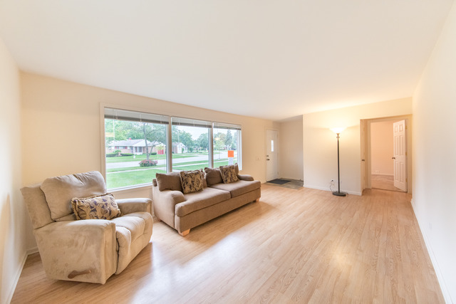 903 E Villa Dr, Des Plaines, IL 60016 photo 2