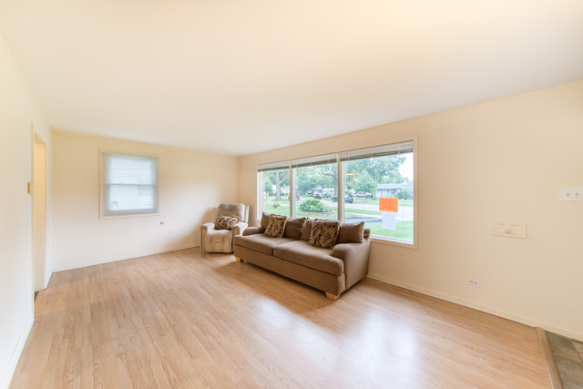 903 E Villa Dr, Des Plaines, IL 60016 photo 3
