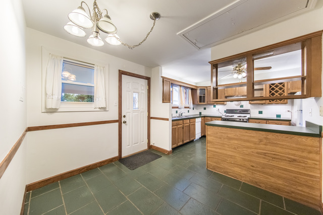 903 E Villa Dr, Des Plaines, IL 60016 photo 7