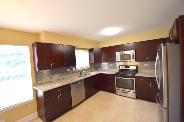 783 Trinity Ct, Carol Stream, IL 60188 photo 4