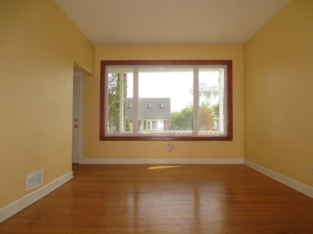 1970 Pine St, Des Plaines, IL 60018 photo 3