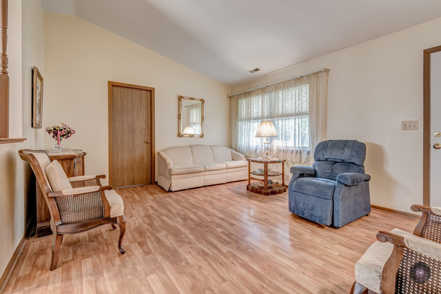300 Persimmon Ct, Aurora, IL 60504 photo 4