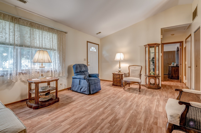 300 Persimmon Ct, Aurora, IL 60504 photo 3