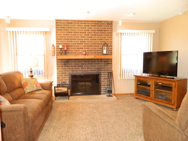 1565 Camelot Ln, Hoffman Estates, IL 60010 photo 10