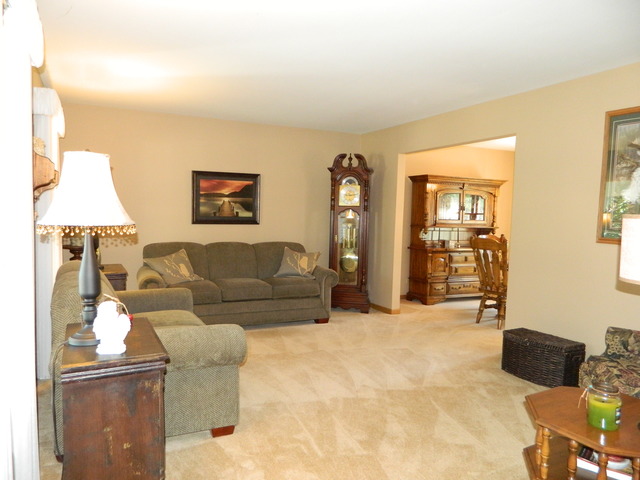 1565 Camelot Ln, Hoffman Estates, IL 60010 photo 4