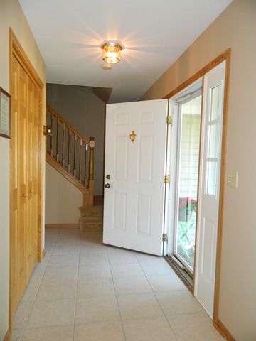 1565 Camelot Ln, Hoffman Estates, IL 60010 photo 2