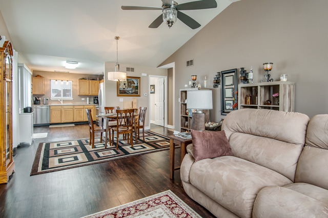620 Kristen St, Plano, IL 60545 photo 2