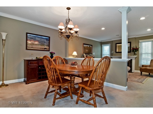 909 Wheaton Oaks Dr, Wheaton, IL 60187 photo 8