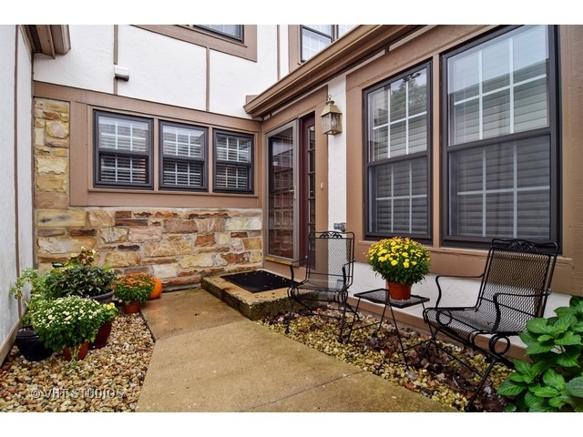 909 Wheaton Oaks Dr, Wheaton, IL 60187 photo 2