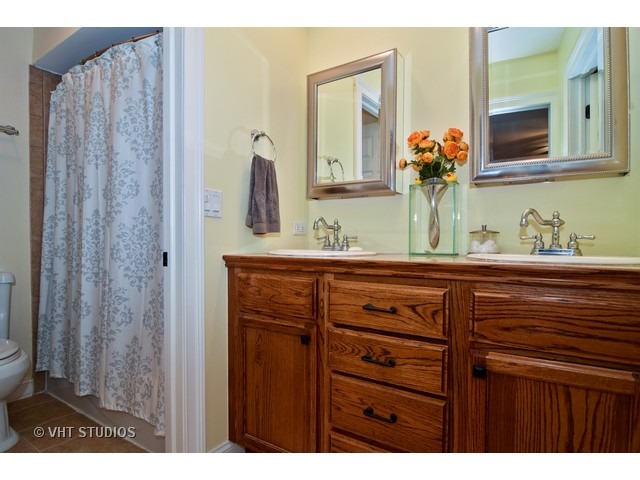 909 Wheaton Oaks Dr, Wheaton, IL 60187 photo 12
