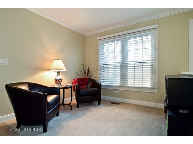 909 Wheaton Oaks Dr, Wheaton, IL 60187 photo 9