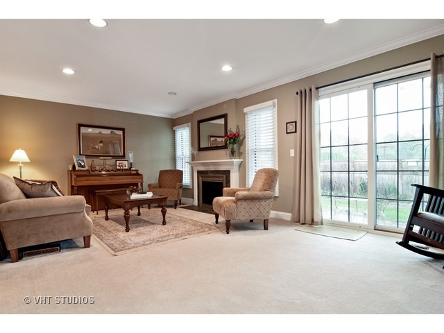 909 Wheaton Oaks Dr, Wheaton, IL 60187 photo 4