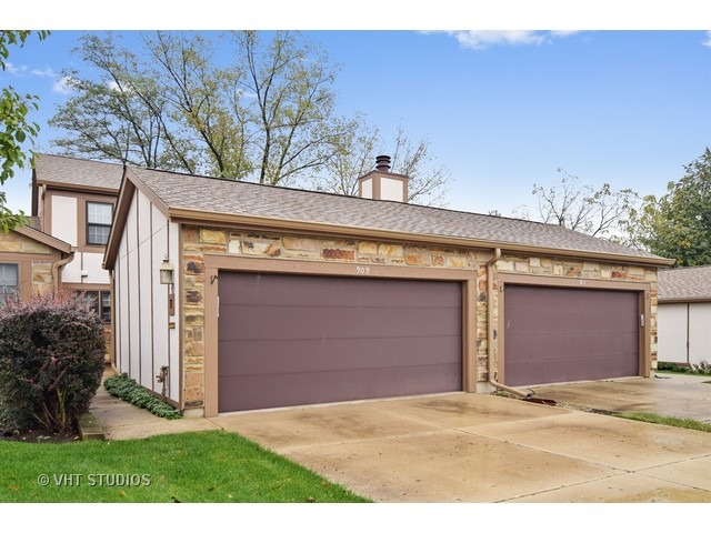 909 Wheaton Oaks Dr, Wheaton, IL 60187 photo 1