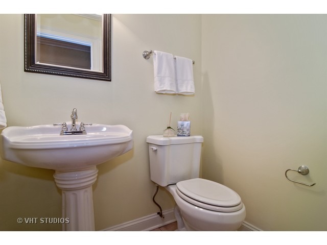 909 Wheaton Oaks Dr, Wheaton, IL 60187 photo 15