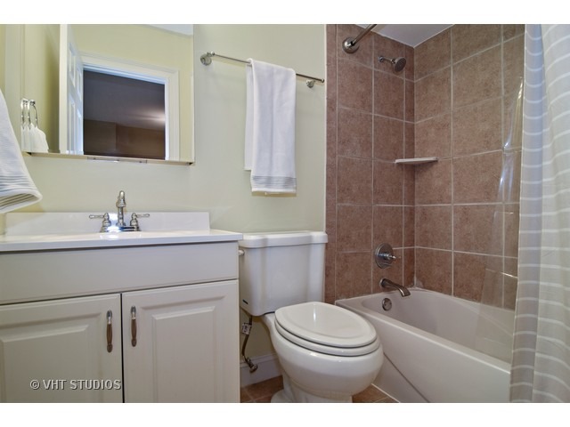 909 Wheaton Oaks Dr, Wheaton, IL 60187 photo 13