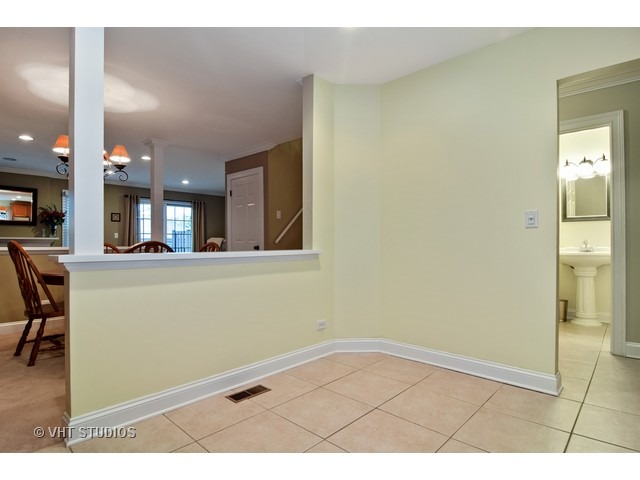 909 Wheaton Oaks Dr, Wheaton, IL 60187 photo 7