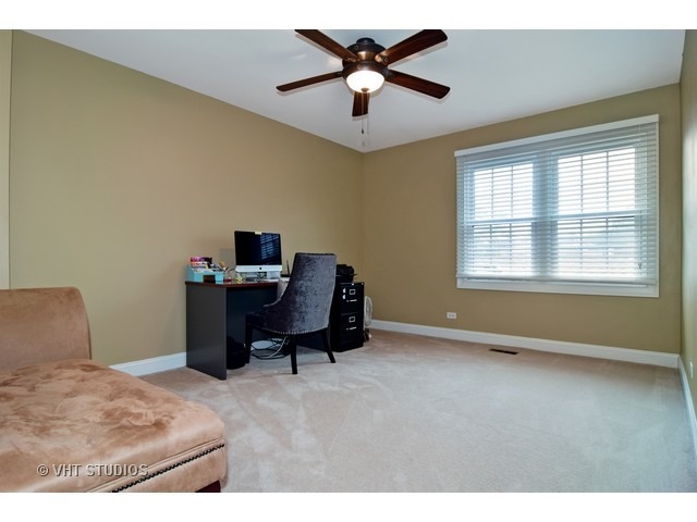 909 Wheaton Oaks Dr, Wheaton, IL 60187 photo 10