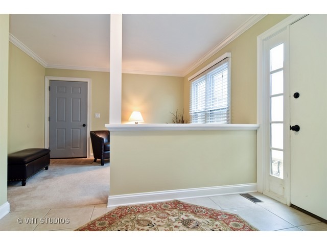 909 Wheaton Oaks Dr, Wheaton, IL 60187 photo 3