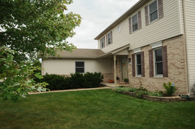 7000 Astoria Dr, Plainfield, IL 60586 photo 2