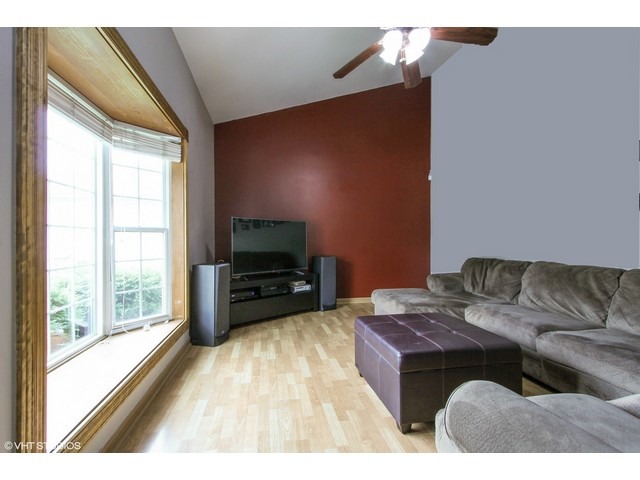 30 Fallstone Dr, Streamwood, IL 60107 photo 2