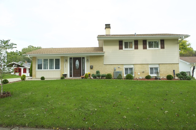 660 Baxter Ln, Hoffman Estates, IL 60169 photo 1