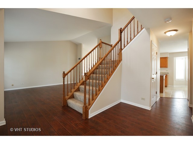330 Brittany Trl, Elgin, IL 60120 photo 2