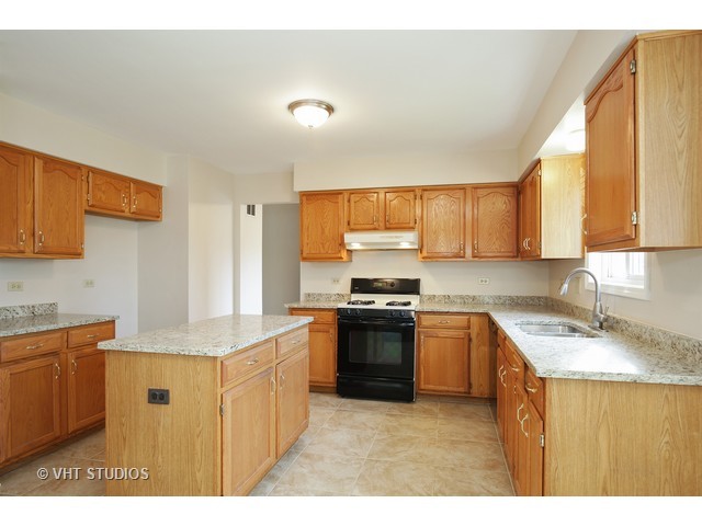 330 Brittany Trl, Elgin, IL 60120 photo 5