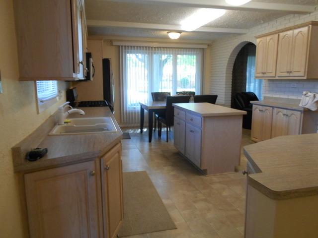 690 Morray Ct, Des Plaines, IL 60018 photo 2