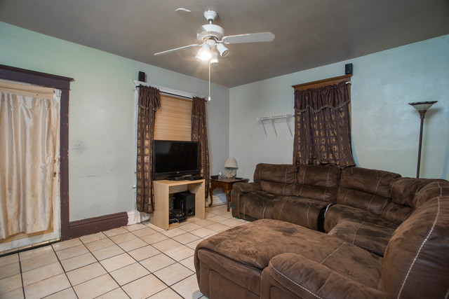 823 Front St, Aurora, IL 60505 photo 2