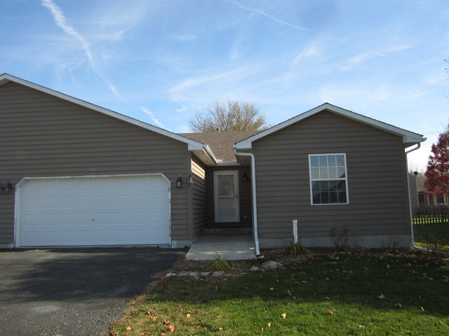 720 Meadow Ln, Hinckley, IL 60520 photo 2