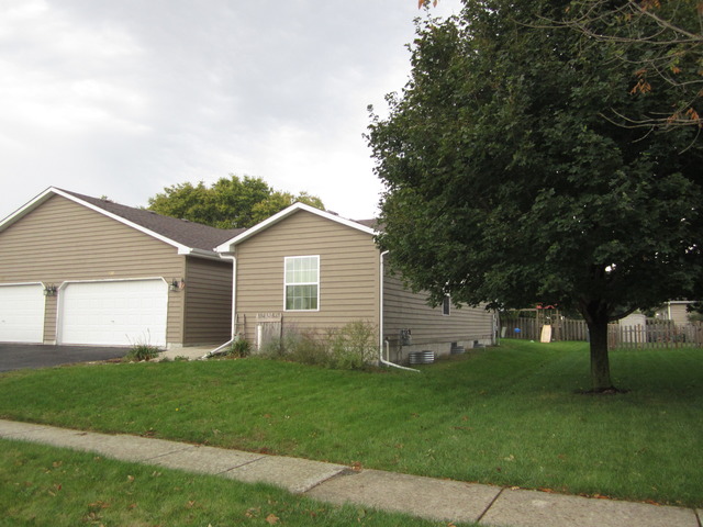 720 Meadow Ln, Hinckley, IL 60520 photo 1