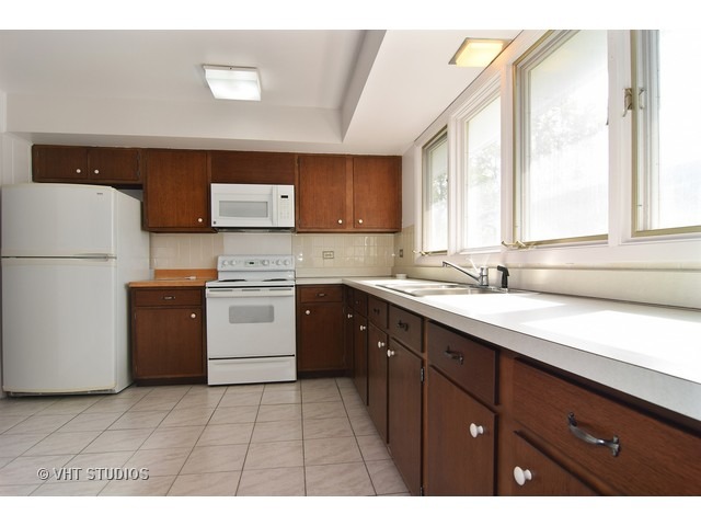 1368 Blair Ln, Hoffman Estates, IL 60169 photo 3
