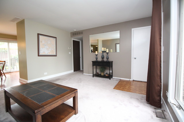 1201 Corley Dr, Elgin, IL 60120 photo 4