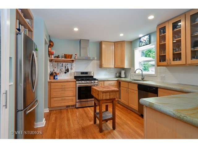 9246 Forestview Rd, Evanston, IL 60203 photo 3