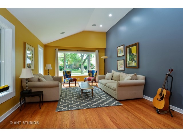 9246 Forestview Rd, Evanston, IL 60203 photo 2