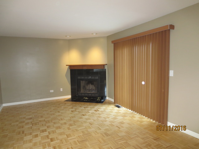 9010 Abbey Ln, Des Plaines, IL 60016 photo 3
