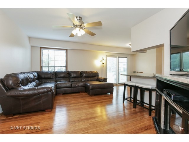 4551 Olmstead Dr, Hoffman Estates, IL 60192 photo 2