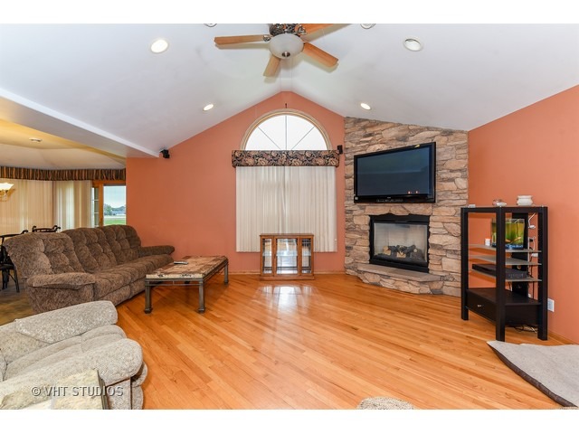 320 Lilac Dr, Beecher, IL 60401 photo 2