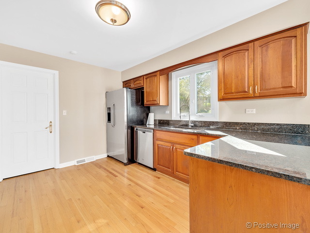 1890 Creekside Dr, Wheaton, IL 60189 photo 6